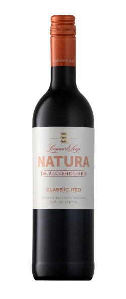 Butelka bezalkoholowego czerwonego wina NATURA RED od Leopard’s Leap z RPA. Etykieta w odcieniach bieli i czerwieni, korek w kolorze miedzianym, napisy „De-Alcoholised” oraz „Classic Red”.