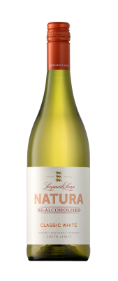 Butelka bezalkoholowego białego wina NATURA WHITE od Leopard’s Leap z RPA. Zielono-żółta butelka z białą etykietą i miedzianym korkiem. Napisy „De-Alcoholised” i „Classic White”.