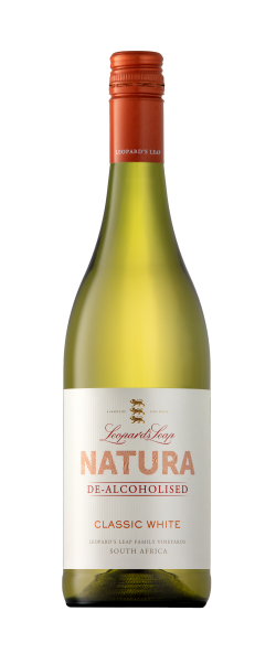 Butelka bezalkoholowego białego wina NATURA WHITE od Leopard’s Leap z RPA. Zielono-żółta butelka z białą etykietą i miedzianym korkiem. Napisy „De-Alcoholised” i „Classic White”.