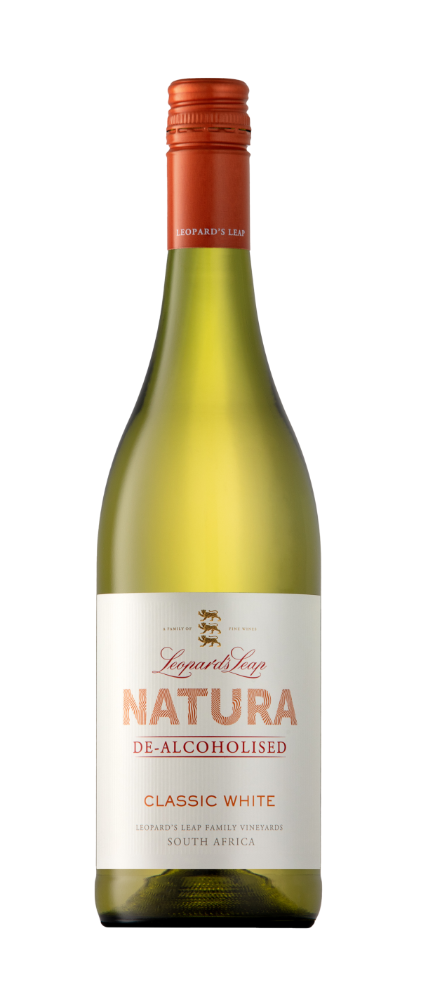 Butelka bezalkoholowego białego wina NATURA WHITE od Leopard’s Leap z RPA. Zielono-żółta butelka z białą etykietą i miedzianym korkiem. Napisy „De-Alcoholised” i „Classic White”.